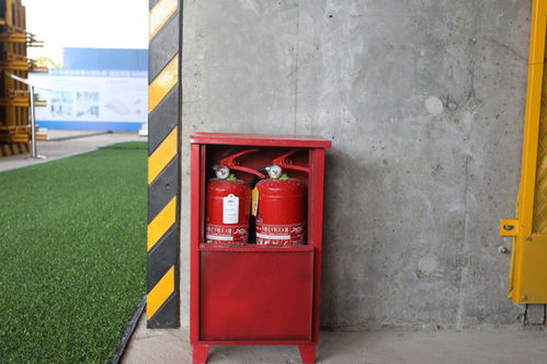 聚焦施工現場安全 消防器材柜與建筑光影的視覺檔案